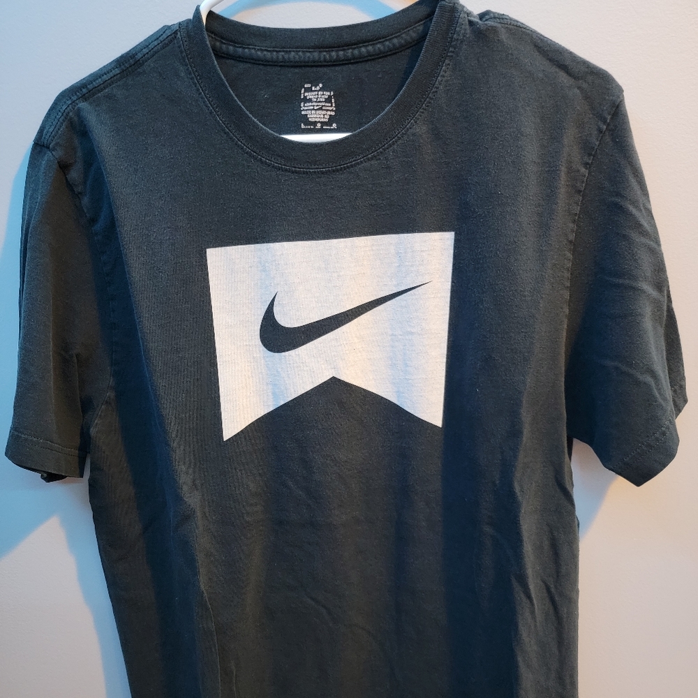 Mens large nike logo shirt